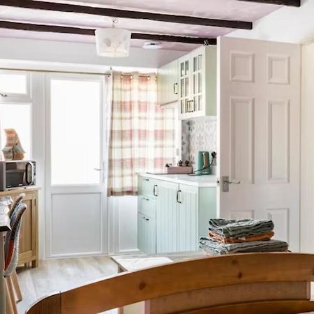 Bedroom With Kitchenette, Private Bathroom And Parking 卡迪夫 外观 照片