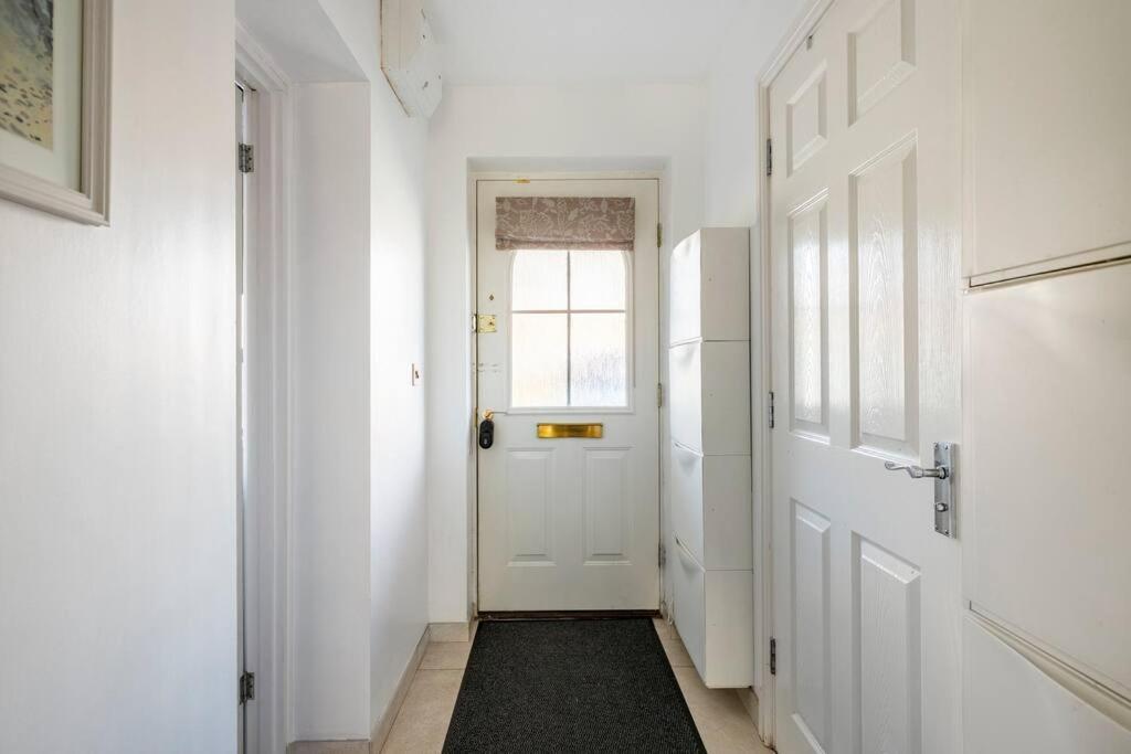 Bedroom With Kitchenette, Private Bathroom And Parking 卡迪夫 外观 照片