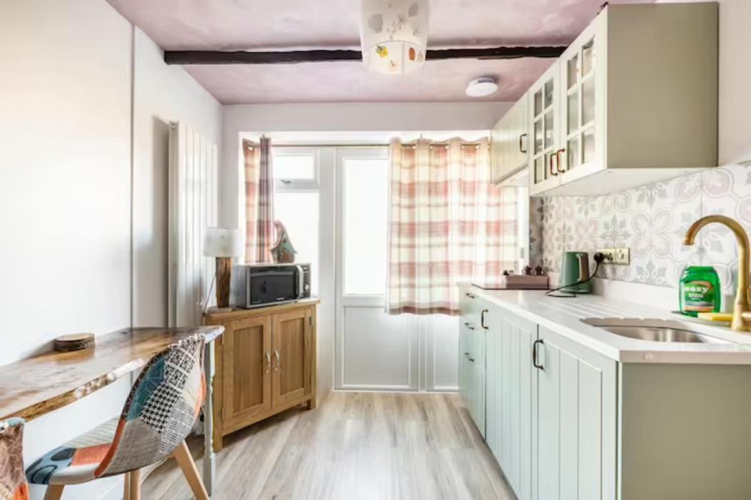 Bedroom With Kitchenette, Private Bathroom And Parking 卡迪夫 外观 照片