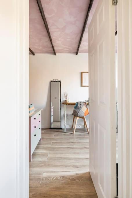 Bedroom With Kitchenette, Private Bathroom And Parking 卡迪夫 外观 照片