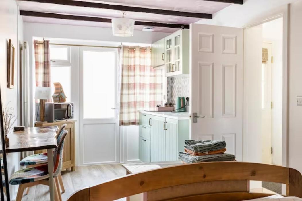 Bedroom With Kitchenette, Private Bathroom And Parking 卡迪夫 外观 照片