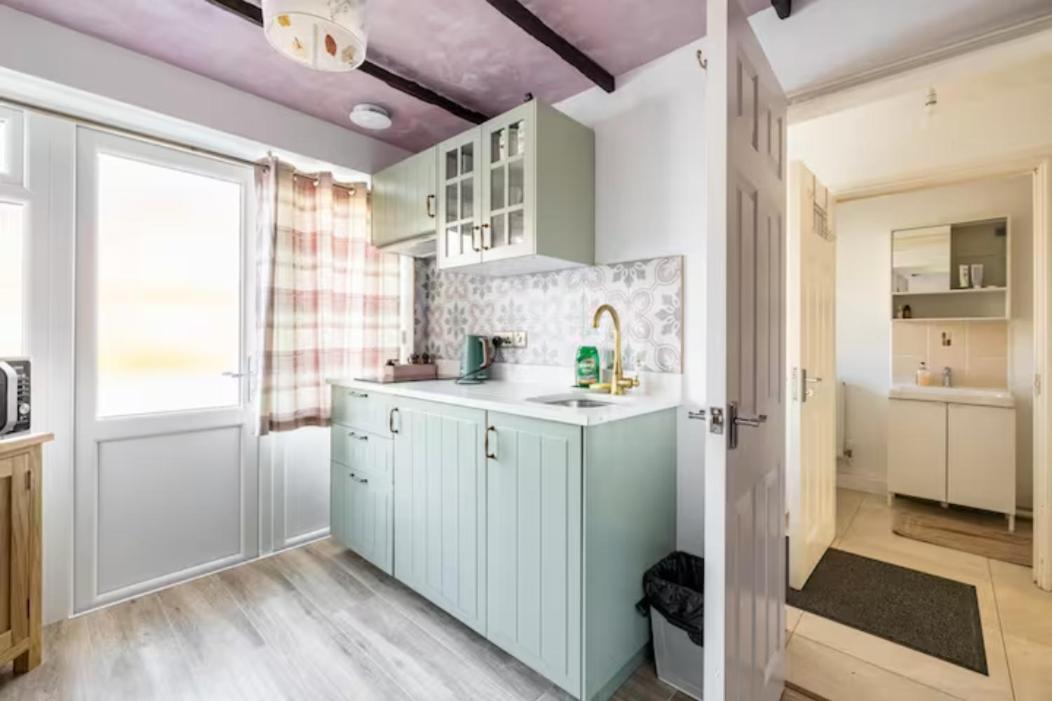 Bedroom With Kitchenette, Private Bathroom And Parking 卡迪夫 外观 照片
