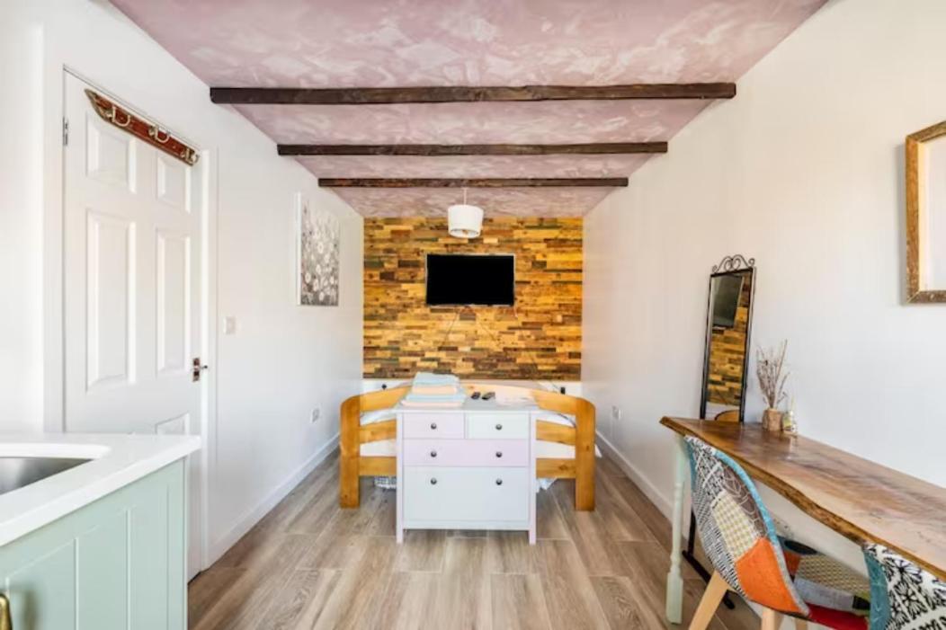 Bedroom With Kitchenette, Private Bathroom And Parking 卡迪夫 外观 照片